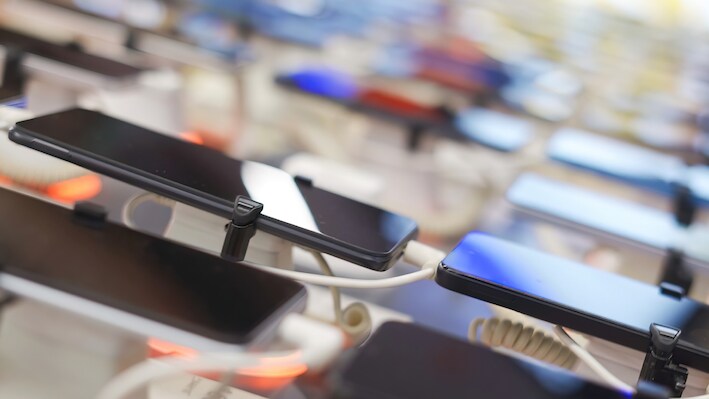 India's smartphone shipments fall 26 pc in Q3: Report