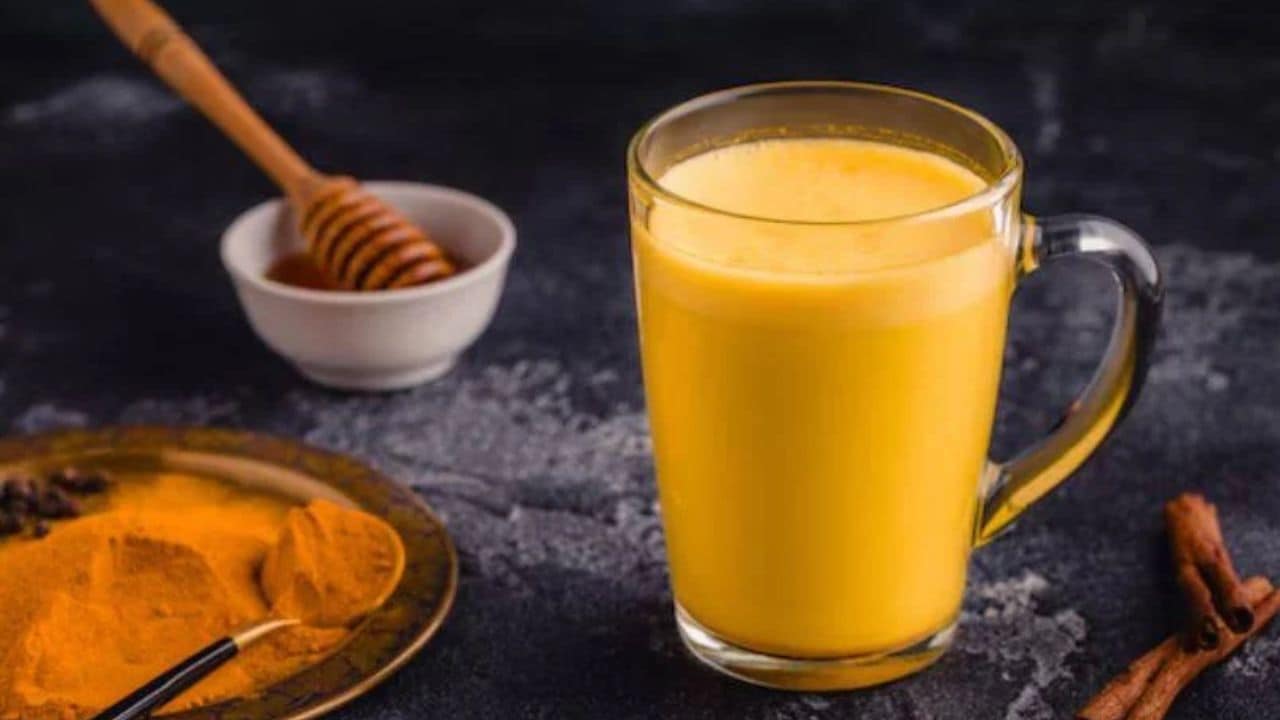 Turmeric milk (haldi doodh)