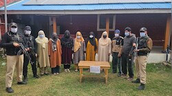 Bandipora police arrest six, including four women, over alleged links to banned outfit