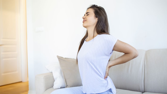 What are the early warning signs of slipped disc; how it differs from routine back pain or muscle soreness?