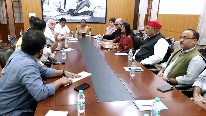 INDIA bloc shifts mock impeachment of CEC Gyanesh Kumar to Kharge's home after permission row
